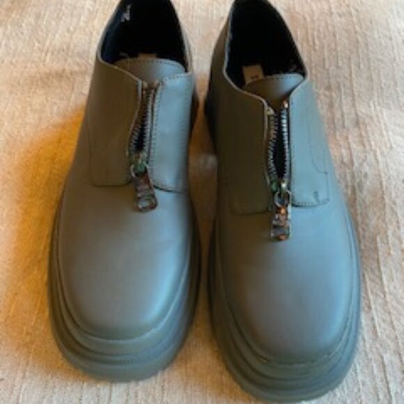 Steve Madden Grey Zipper Dress Shoes - Picture 1 of 3